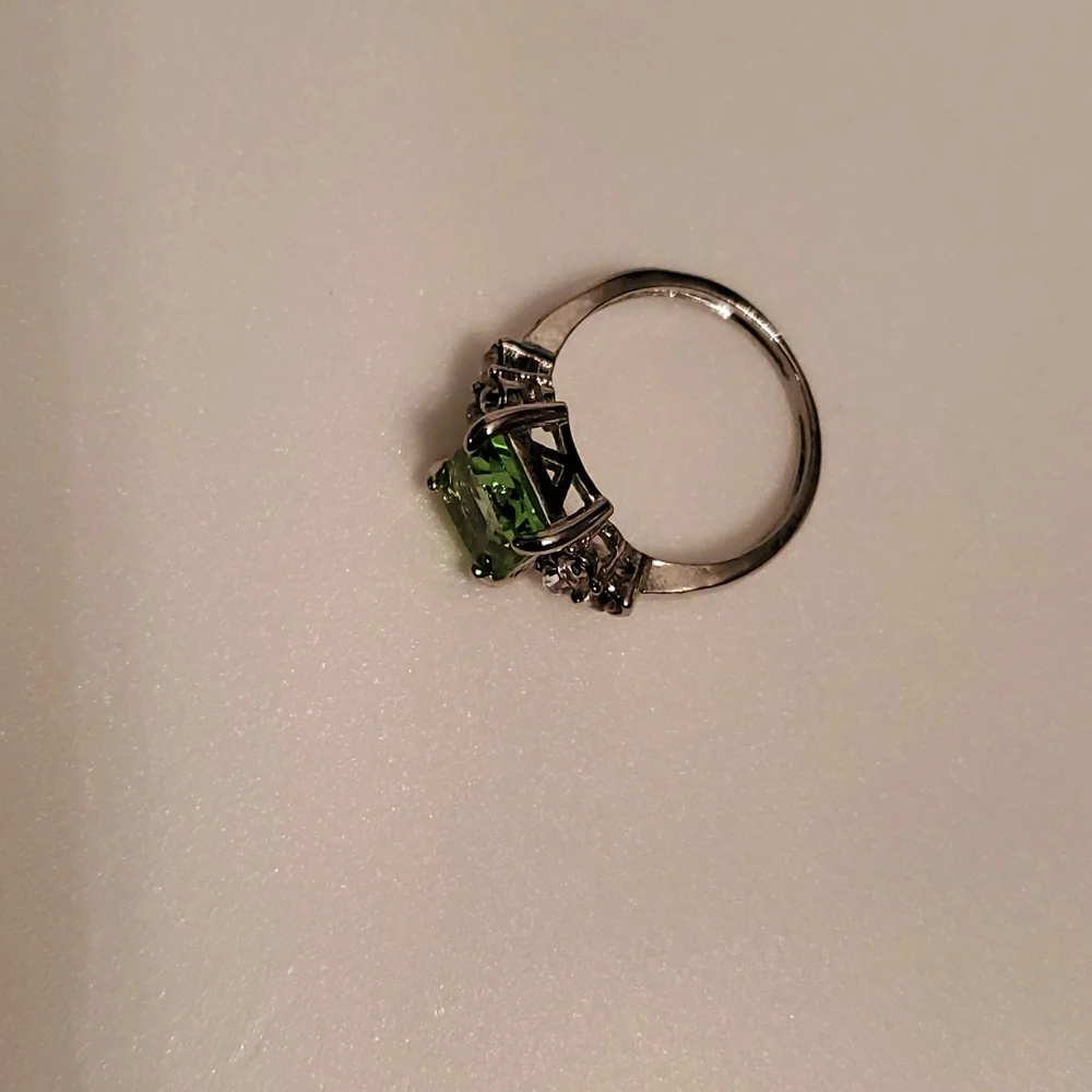 NWOT RING-Silver toned, green square cut setting with clear rhinestones. Size 8 - Picture 6 of 6